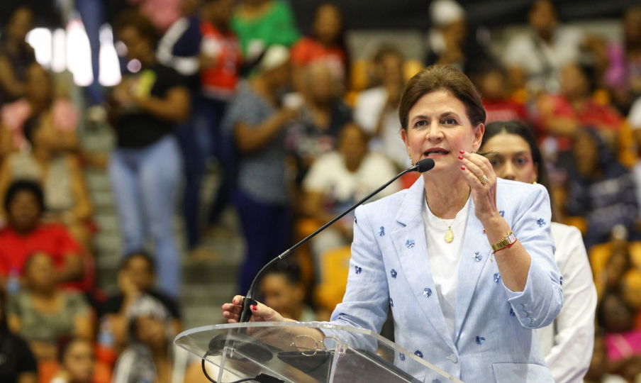Raquel Peña celebra a miles de madres durante jornada “Madres que Sostienen” en Santiago