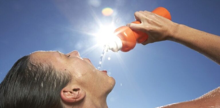 ¿Cuánta agua debes beber realmente durante una ola de calor?
