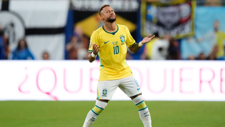 Brasil 'juega bonito' en su último partido de la fase de grupos del Mundial y se clasifica como primero
