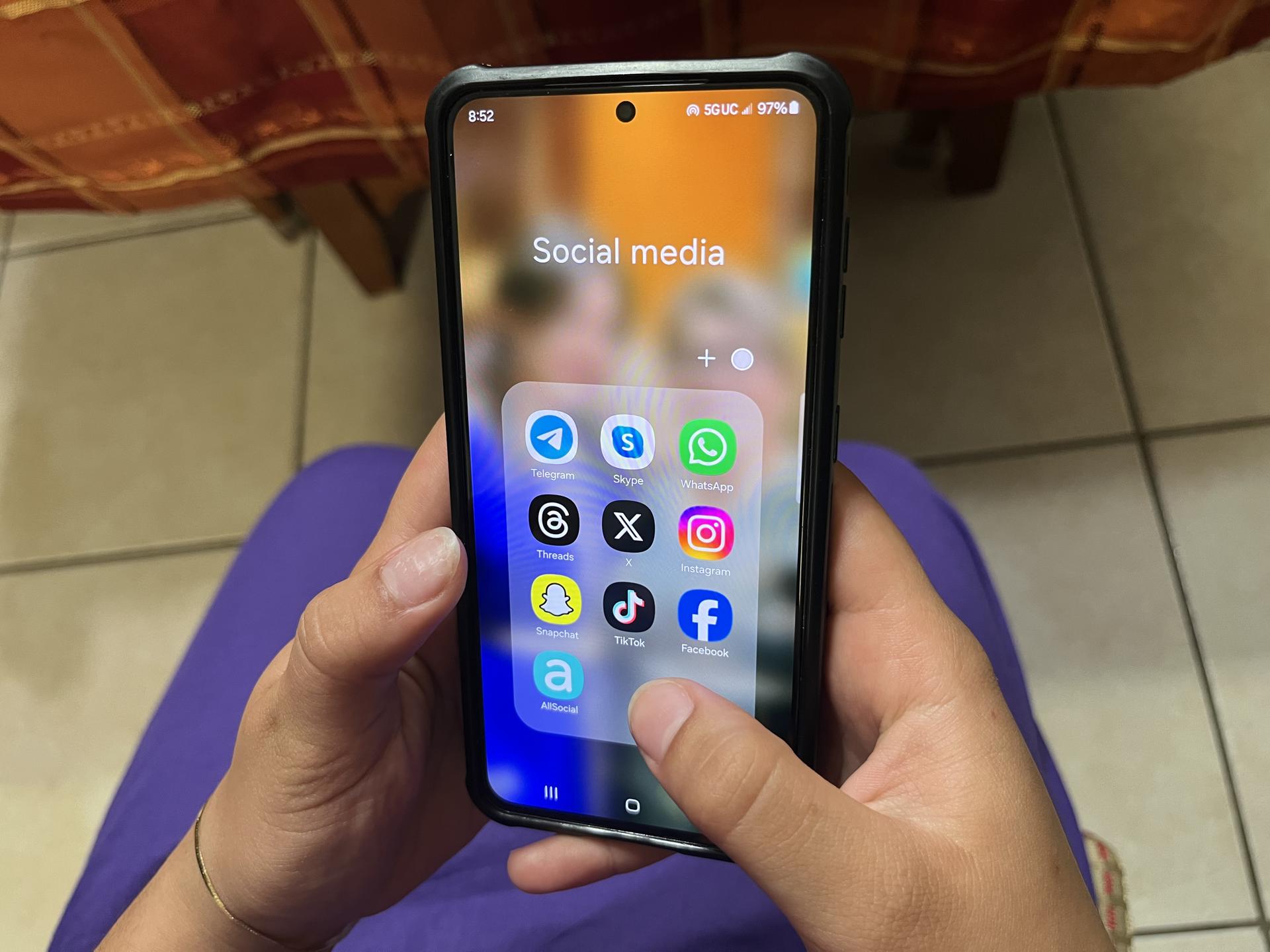 EAU prohíbe las redes sociales a los menores de 15 años