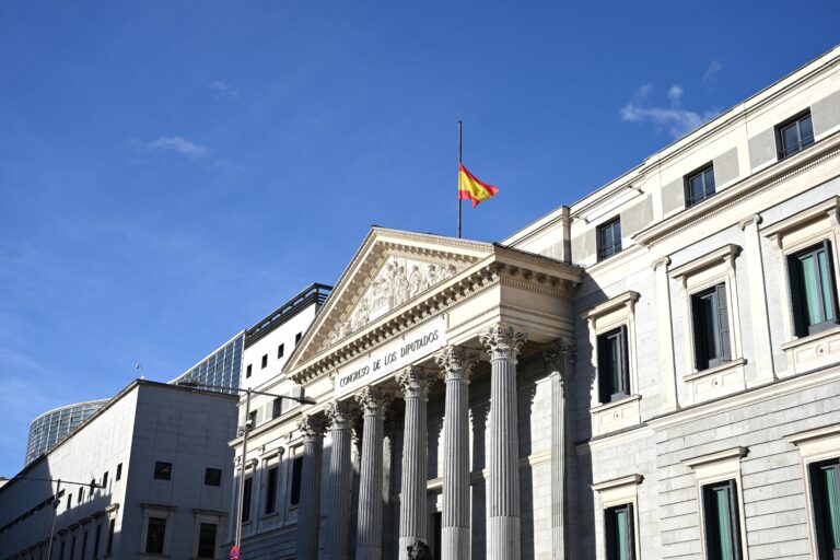 Más de 1.3 millones de inmigrantes solicitan la regularización en España