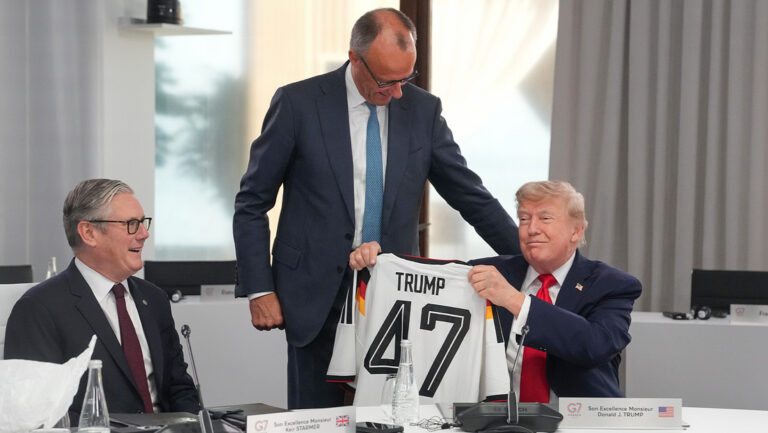 Merz sorprende a Trump en el G7 con un regalo inesperado