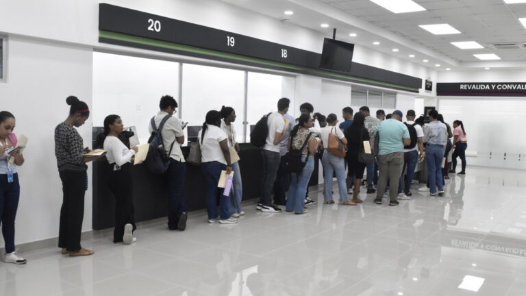 Mescyt garantiza continuidad de becas a 886 estudiantes de la UASD tras jornada de actualización de expedientes
