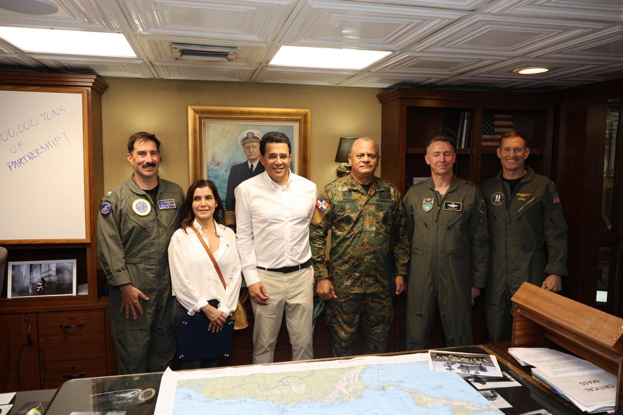 Altas autoridades dominicanas visitan el portaaviones USS Nimitz en una muestra del fortalecimiento de la cooperación entre República Dominicana y Estados Unidos