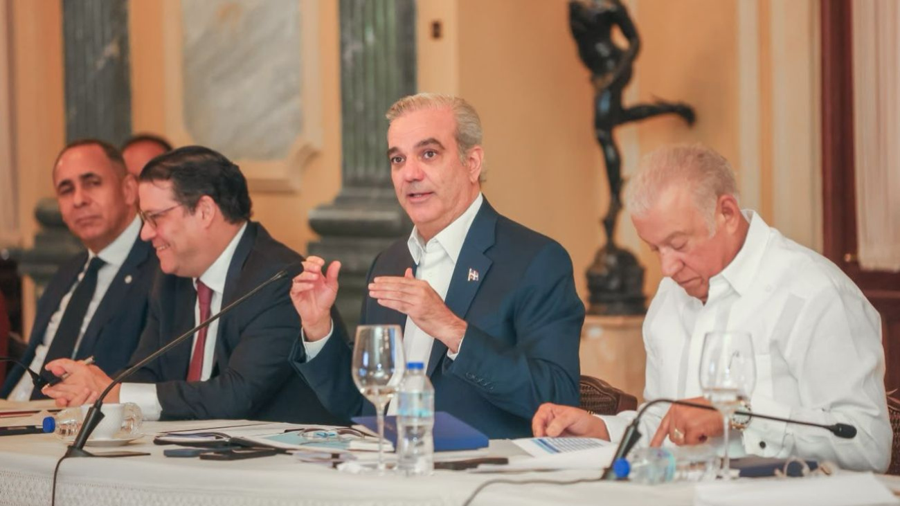 Presidente Abinader afirma que la cooperación entre el Gobierno y sectores productivos fortalece la estabilidad y protege a la población de efectos externos