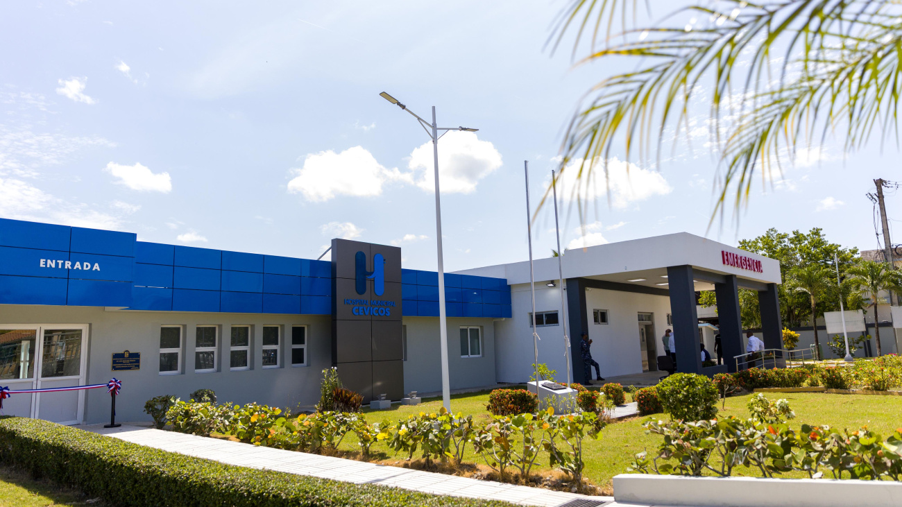 Presidente Abinader entrega remozamiento general y moderna área de Emergencia del Hospital Municipal de Cevicos