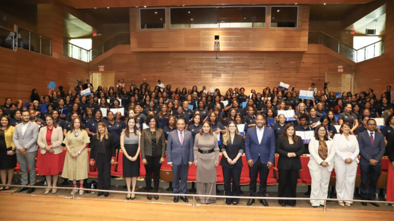 Supérate y Conape gradúan a más de 200 personas cuidadoras de personas adultas mayores en el Gran Santo Domingo