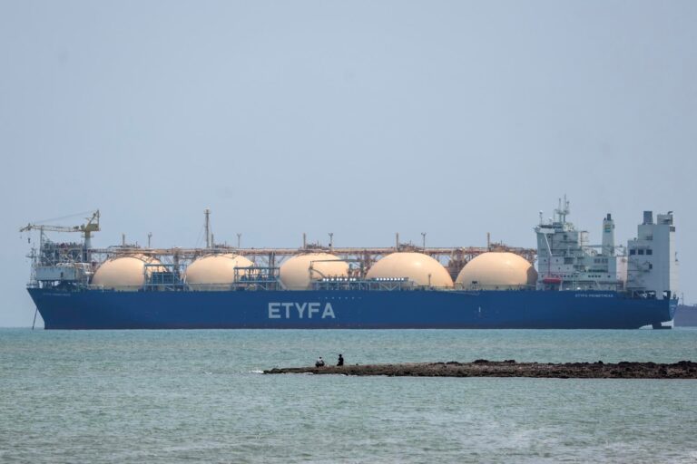 Tres buques con gas natural licuado salen del estrecho de Ormuz rumbo a Asia