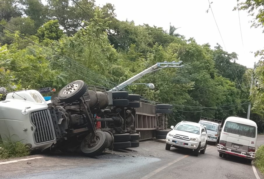 Accidentes de tránsito provocan millonarias pérdidas a EDENORTE por daños a postes y redes eléctricas