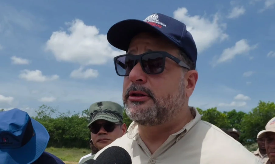 Ministro de Medio Ambiente muestra preocupación por extracción a gran magnitud de arena en el río Masacre por haitianos