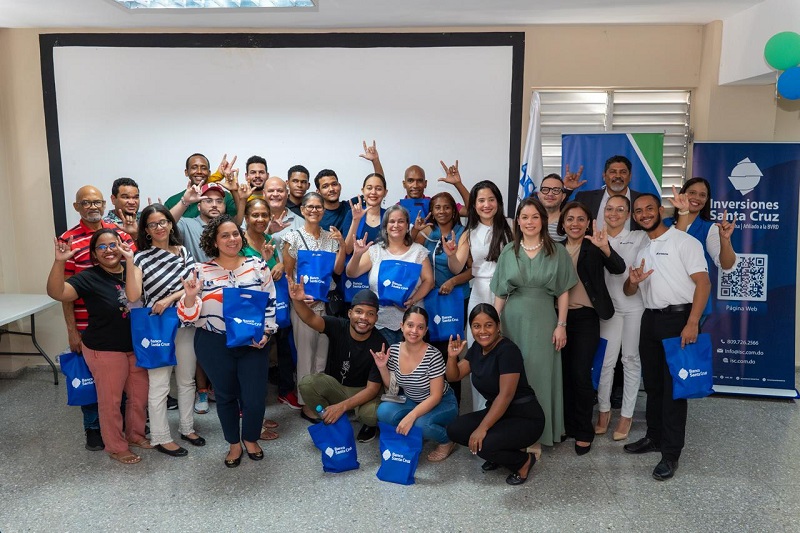 Banco Santa Cruz promueve la inclusión y formación financiera de las personas sordas