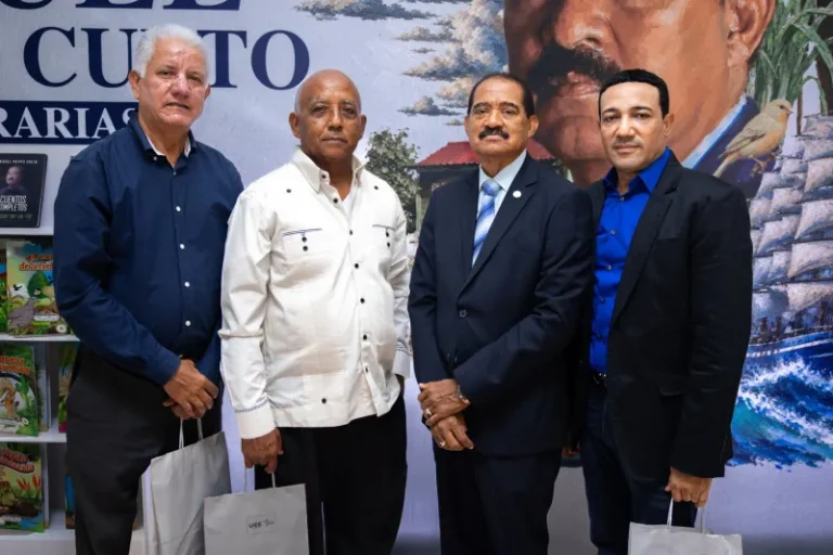 La UCE presenta 29 obras literarias de Miguel Phipps Cueto