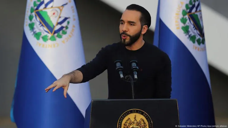 Nayib Bukele inscribe su precandidatura presidencial en El Salvador