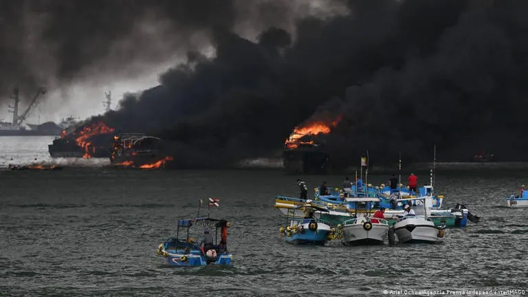 Desastre Marítimo: Voraz Incendio Destruye 35 Embarcaciones en un Puerto de Ecuador