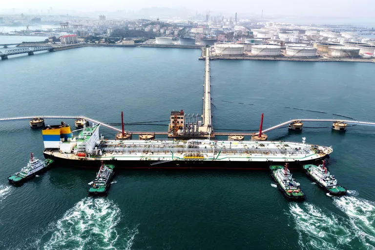 Alerta en los Mercados: El Precio del Petróleo Sube con Fuerza Ante el Inminente Riesgo de Escalada en el Golfo Pérsico