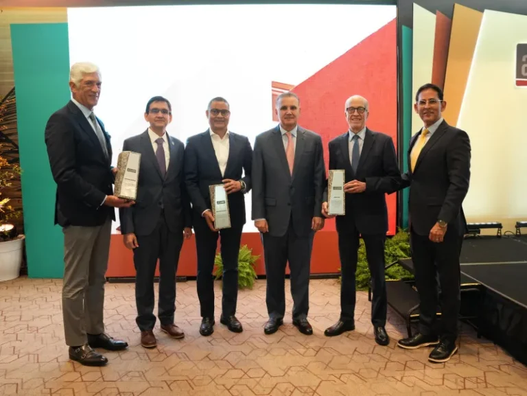 ADOCEM otorga reconocimiento a Mariano Briceño Yépez por su destacada trayectoria en la construcción