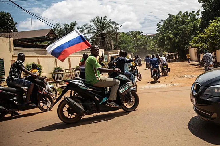 Rusia utiliza centros culturales en África como fachada para reclutar combatientes