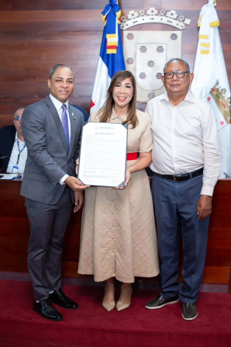 Honor al mérito periodístico: Grisbel Medina es declarada "Hija Adoptiva" de Santiago
