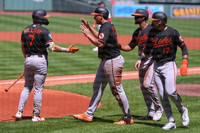 Emboscada Temprana: Orioles Desatan un Feroz Rally en el Primer Episodio y Aplastan 8-2 a los Medias Rojas