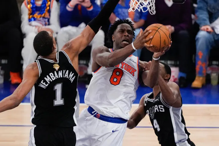 Éxtasis en Nueva York: Mike Brown Corona el Palmeo de Anunoby como el Tiro Más Icónico de los Knicks