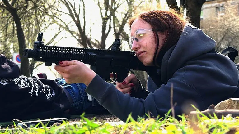 Defensa integral: Letonia refuerza su seguridad nacional con tácticas fronterizas y formación cívico-militar
