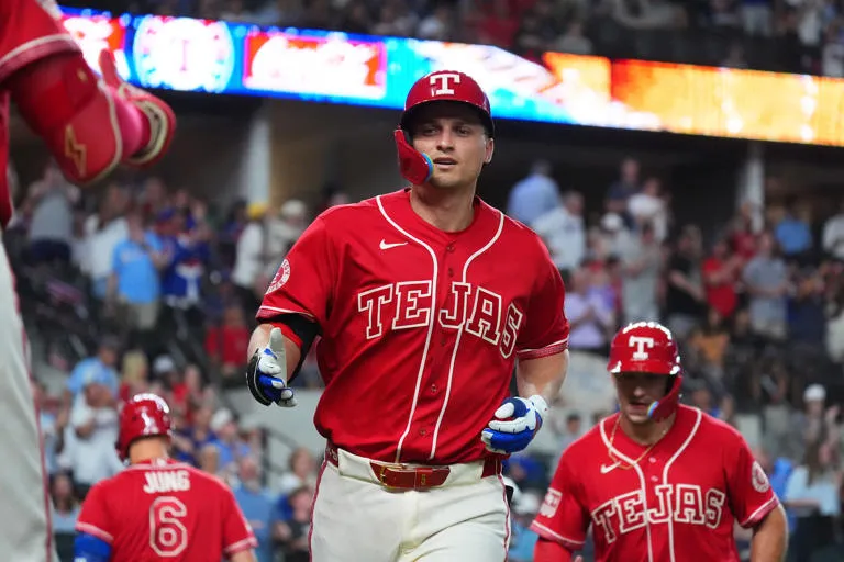Poder Ofensivo: Seager y Higashioka Conectan Cuadrangulares Clave en el Triunfo 3-2 de los Rangers sobre Cleveland