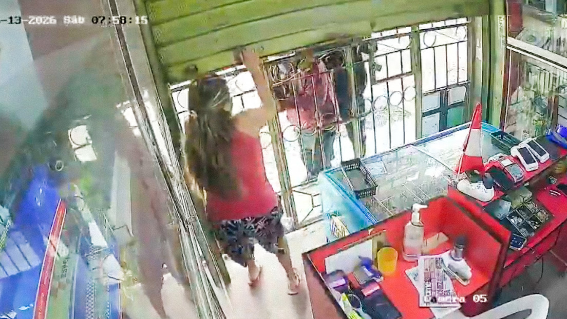 la intentan robar al minuto de abrir su tienda y se salva con esta rápida respuesta