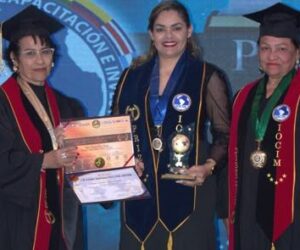 Psicóloga es reconocida como profesional destacada en salud