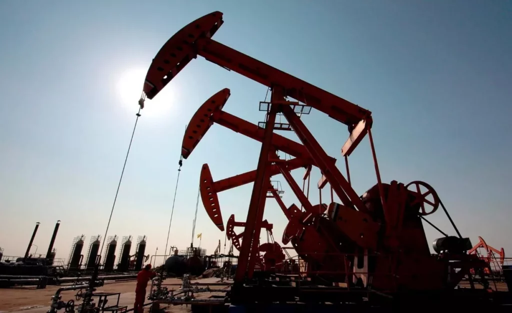 El petróleo de Texas sube casi un 2% ante el aumento de ataques entre Irán y EE.UU.
