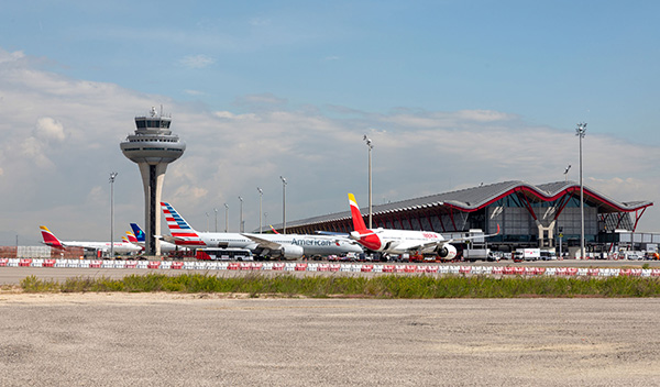 Aena pone freno a Barajas y El Prat para evitar el colapso