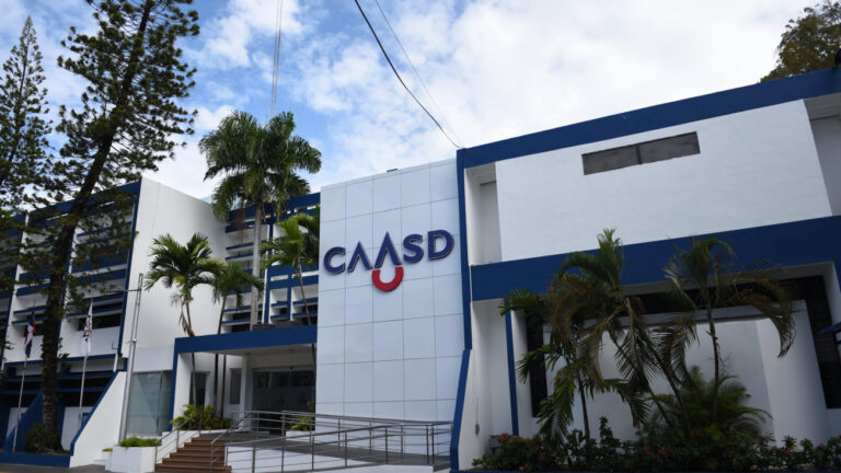 Caasd deja iniciados trabajos de colocación de 7,600 acometidas sanitaria en Villa Consuelo