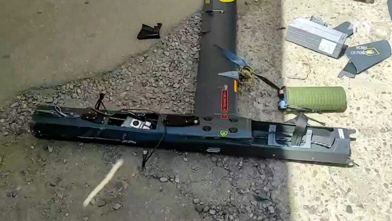 Fachadas destruidas y restos de un dron en el mercado atacado por Kiev