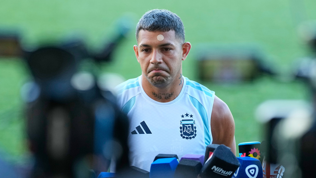 Futbolista de la selección argentina se asoma a un balcón para dar un discurso a los vecinos de su barrio