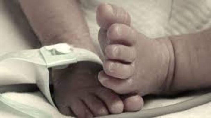 Hallan con vida a niño de 18 meses en una morgue cinco horas después de declararlo muerto