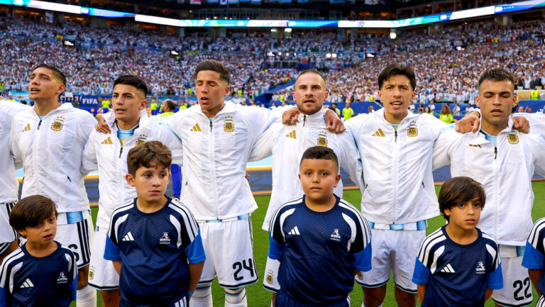 La historia del argentino que se volvió viral por cantar el himno con mucha pasión en el Mundial