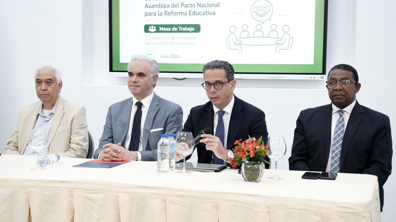 Ministro Luis Miguel De Camps lidera foro sectorial de la Asamblea del Pacto Educativo