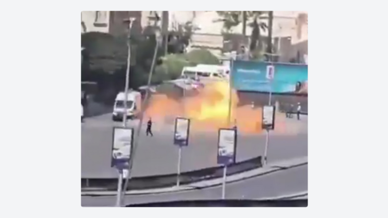 Momento de una explosión en Damasco cerca del hotel de Macron