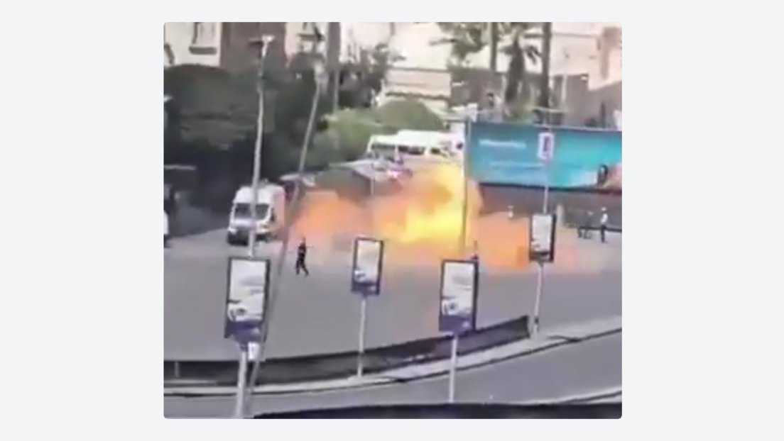 Momento de una explosión en Damasco cerca del hotel de Macron