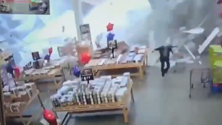 Momentos de pánico: colapsa el techo de un supermercado mientras había clientes dentro