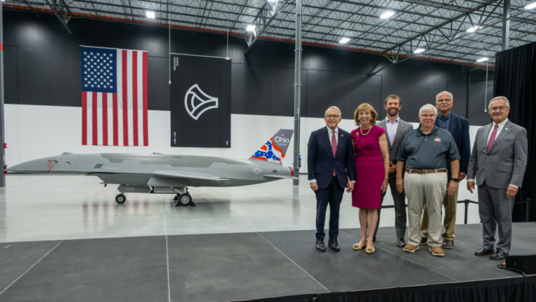 El YFQ-44A Fury es un avión de combate no tripulado de próxima generación, diseñado para operar como escolta de cazas tripulados durante misiones de alto riesgo.