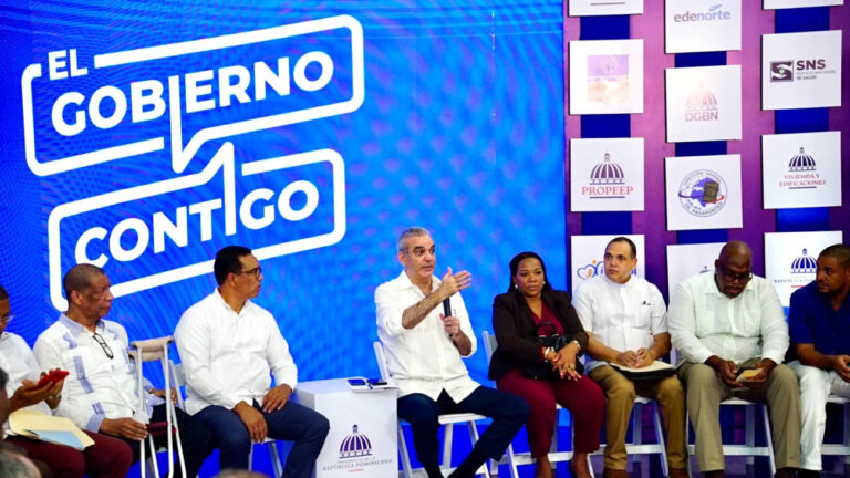 Presidente Abinader prioriza soluciones al agua potable durante encuentro comunitario en Samaná
