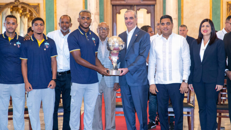 Presidente Abinader recibió en el Palacio Nacional al Salcedo Fútbol Club tras conquistar el campeonato nacional de la Liga Dominicana de Fútbol