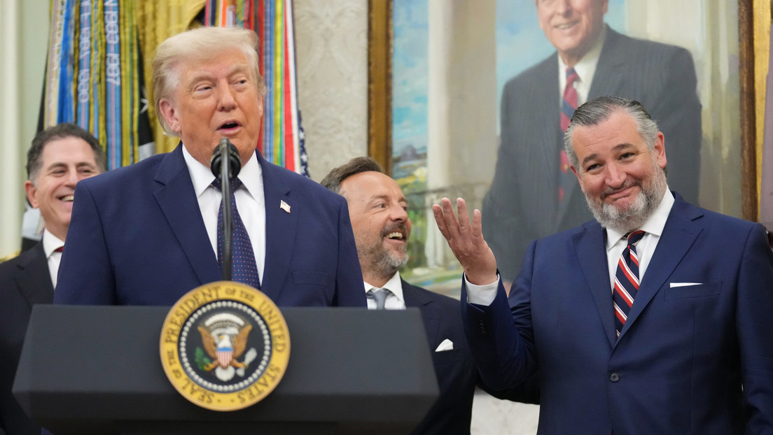 Senador a Trump: "Gracias por deshacerte de esa ridícula tarjeta roja"