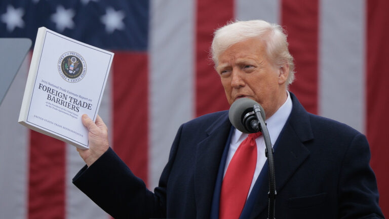 Trump planea reanudar su guerra comercial global con nuevas medidas contra decenas de países