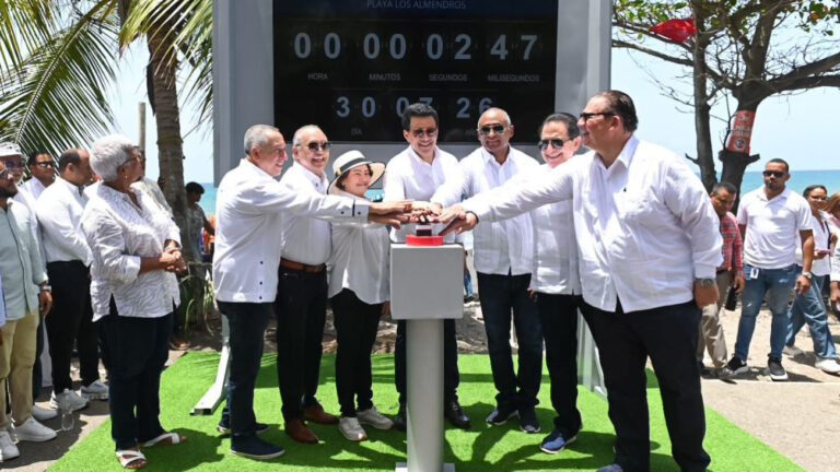 Turismo deja iniciados trabajos de remodelación de la playa Los Almendros y malecón de Baní