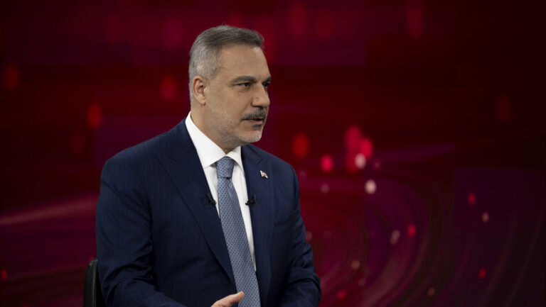 Turquía destaca "un malentendido" entre EE.UU. e Irán en torno al estrecho de Ormuz