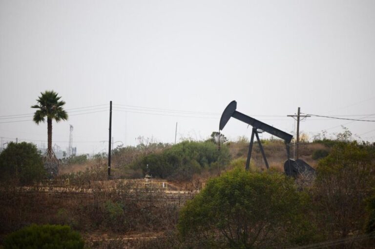 El petróleo de Texas sube un 0,6 % tras nuevos ataques de EEUU e Irán, hasta 73,96 dólares