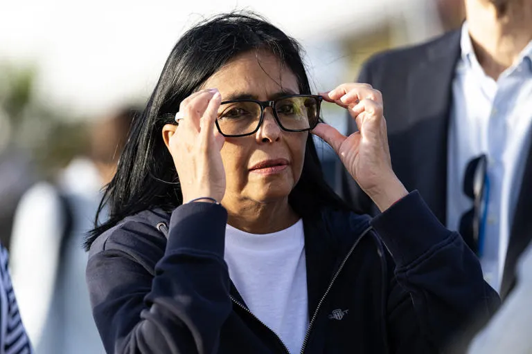 Delcy Rodríguez demanda a empresario español por acusaciones de corrupción vinculadas a PDVSA