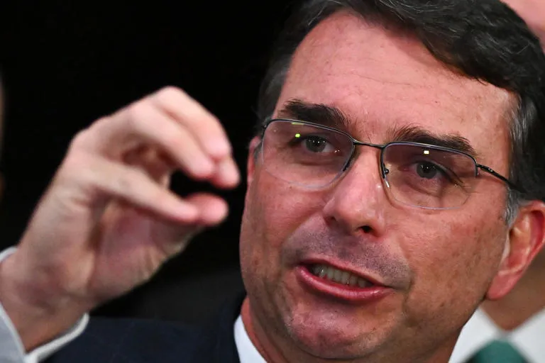 Los abogados de Flávio Bolsonaro califican de ilegal la prohibición de visitar a su padre