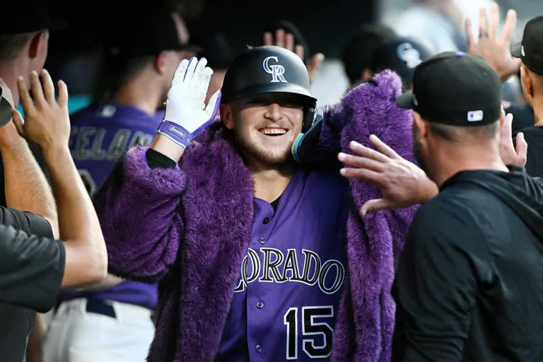 Hunter Goodman, baja en los Rockies tras sufrir contusión en la mano izquierda
